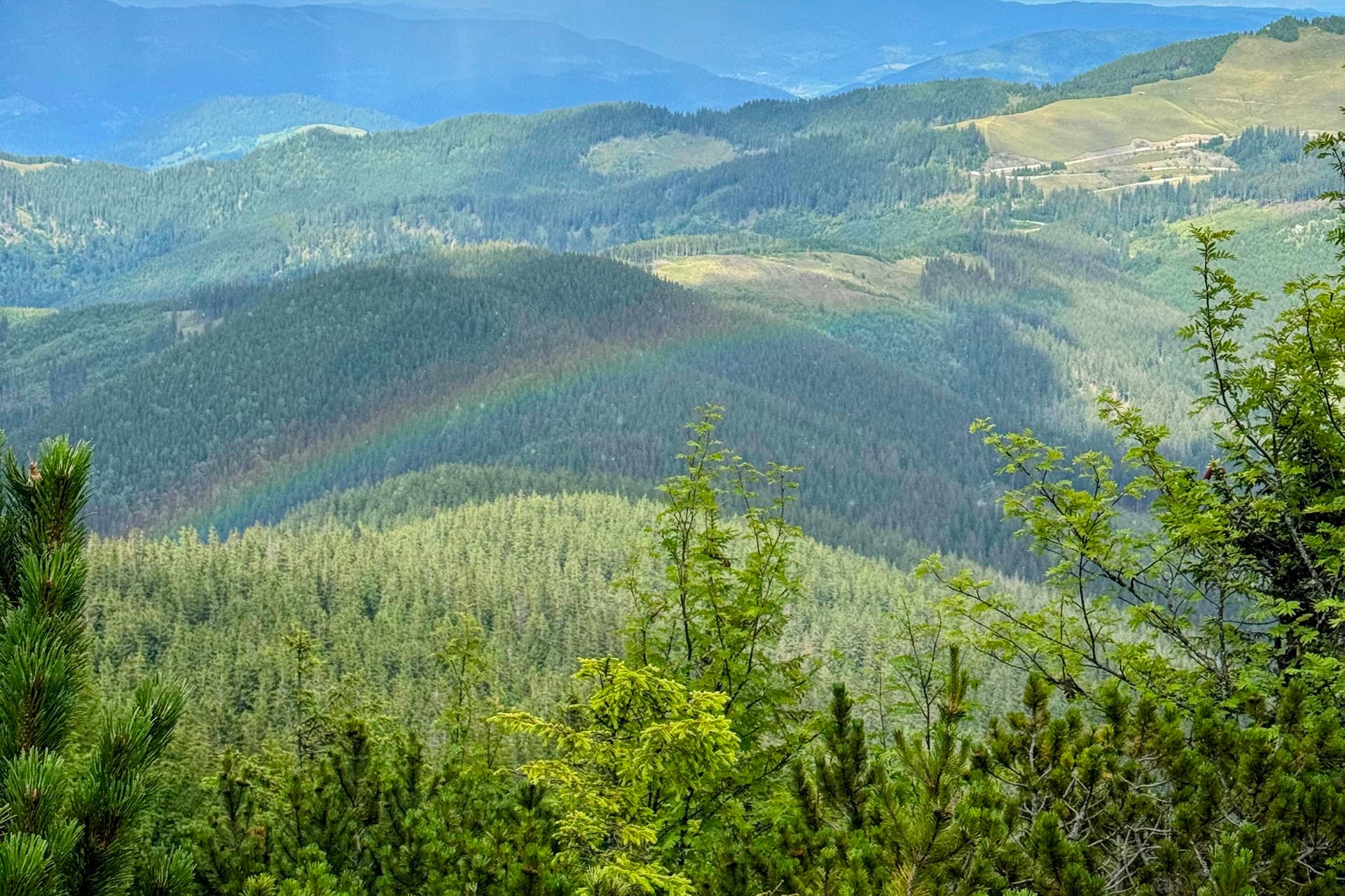 Between two showers, a rainbow over the valley