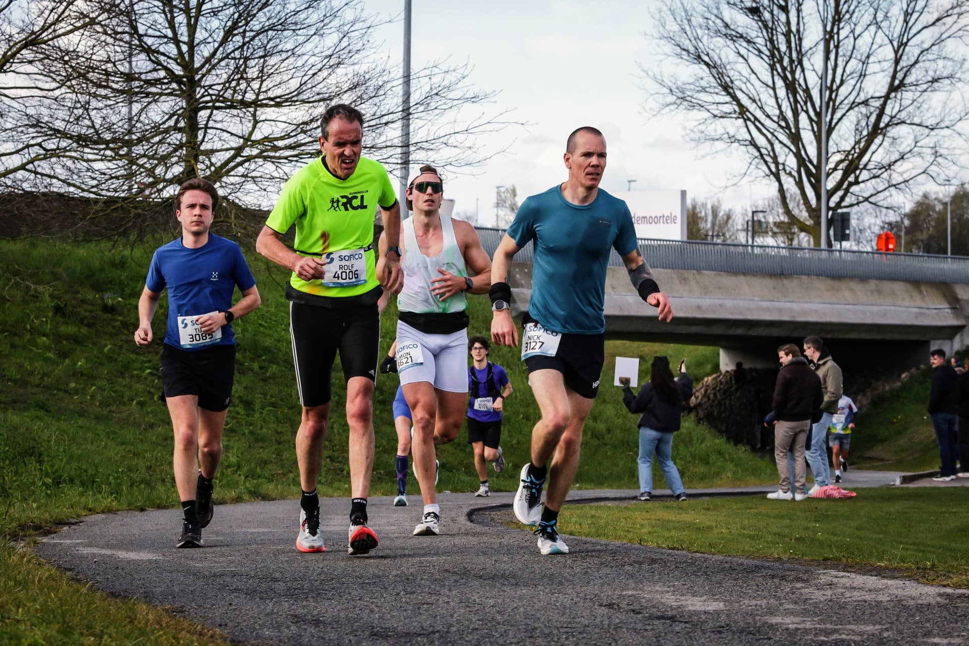 On the bike path along the canal